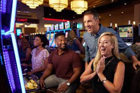 Pengguna menikmati taruhan sportsbook menggunakan smartphone di luar ruangan